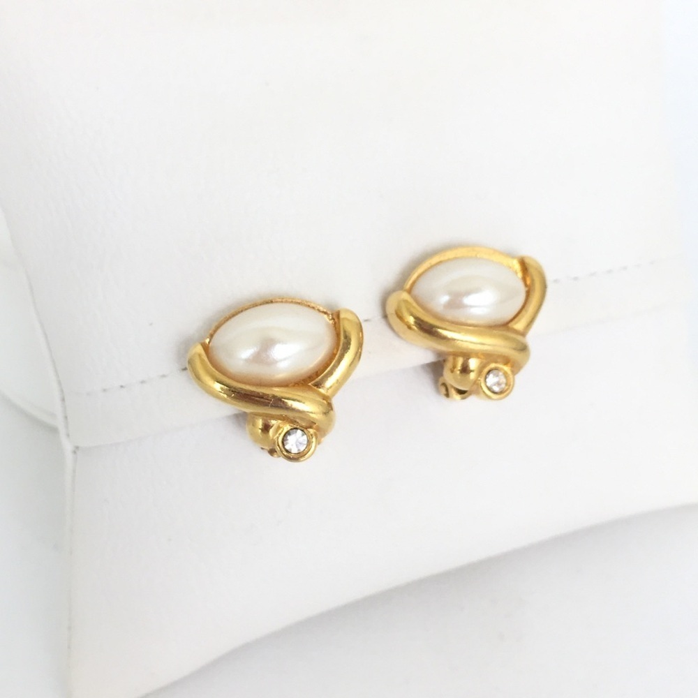 Vintage Avon Clip On Faux Pearl Earrings Oval Gold Tone Classic Signed